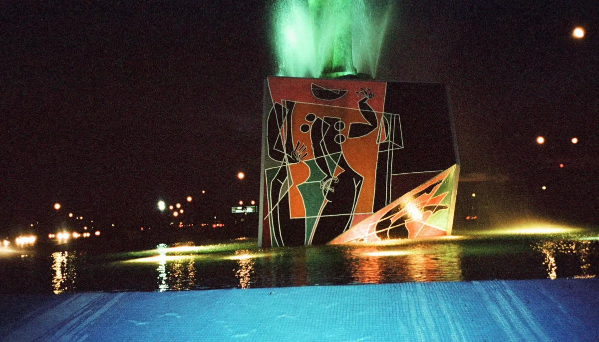 Milenio — Bronce y mosaico, Byron Gálvez