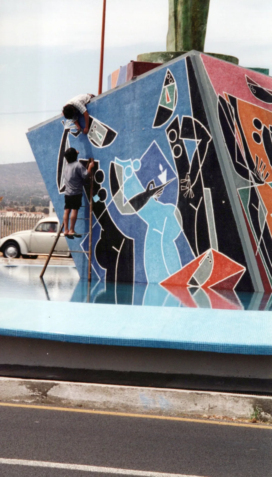 Milenio — Bronce y mosaico, Byron Gálvez