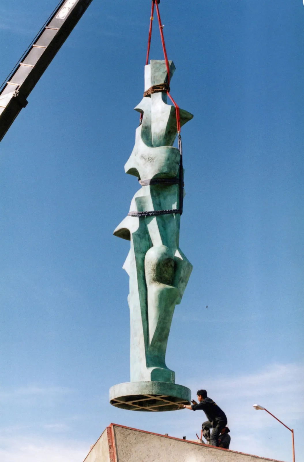 Milenio — Bronce y mosaico, Byron Gálvez