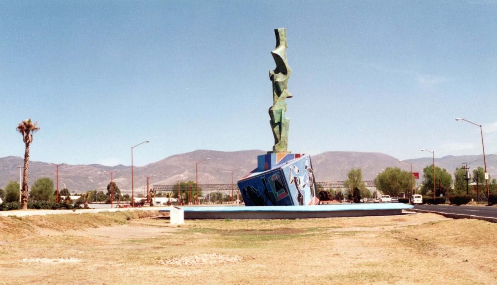 Milenio — Bronce y mosaico, Byron Gálvez