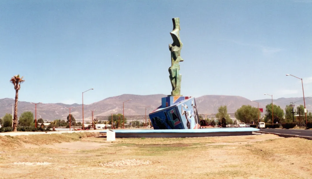 Milenio — Bronce y mosaico, Byron Gálvez