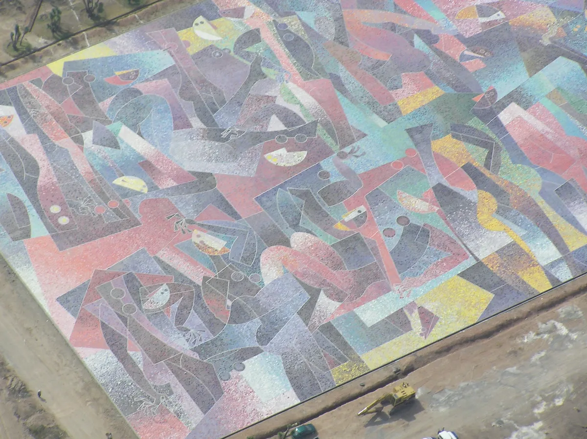 Mural de la Plaza Central — Mosaico, Byron Gálvez