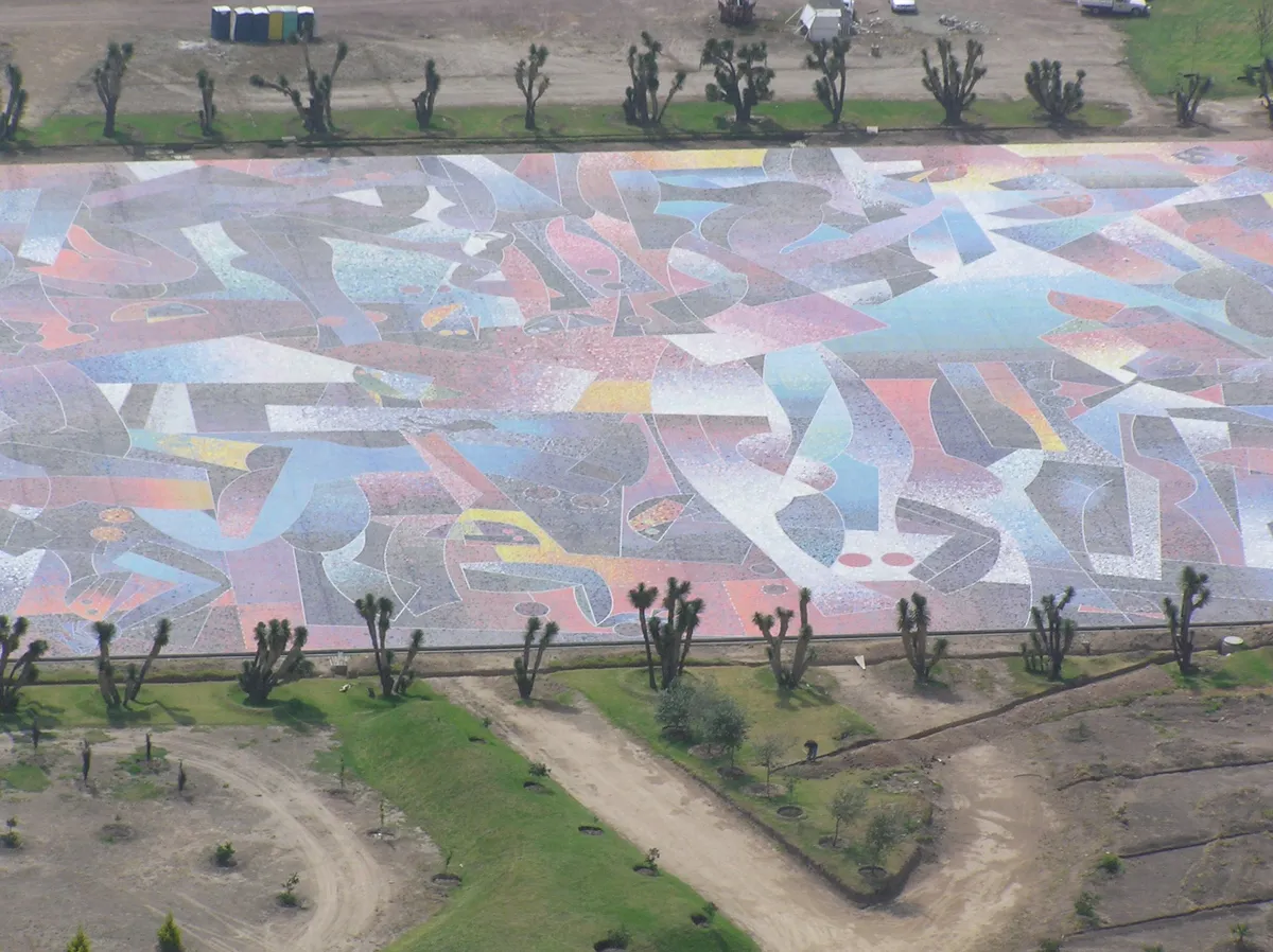 Mural de la Plaza Central — Mosaico, Byron Gálvez