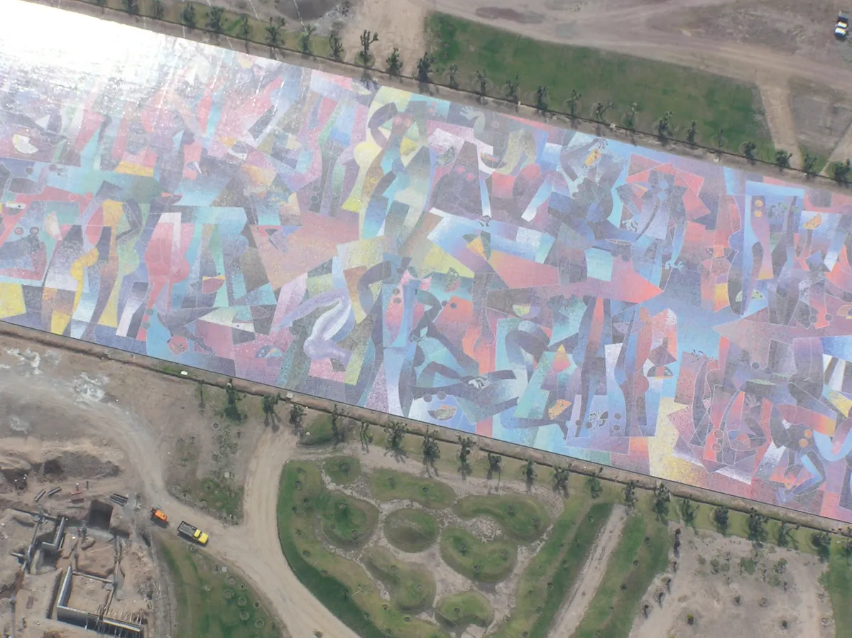 Mural de la Plaza Central — Mosaico, Byron Gálvez