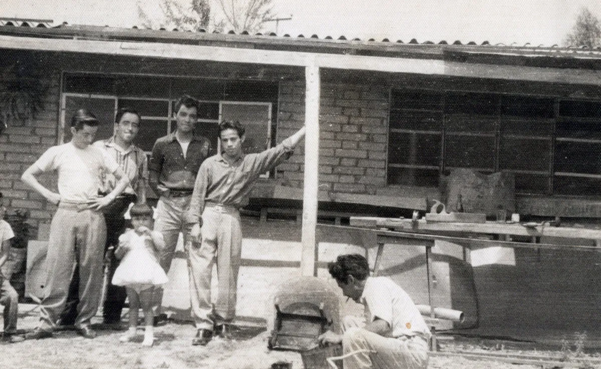 Byron, al centro, en su juventud