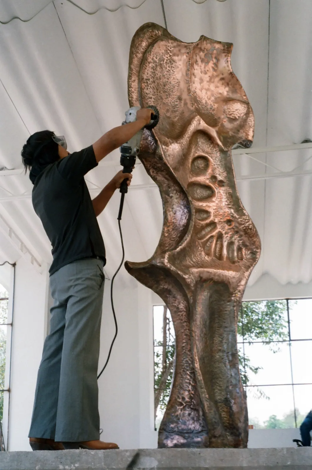 En el taller, trabajando metal